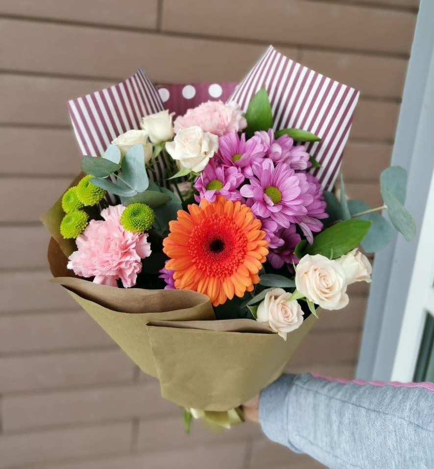 Букет цветов из: Розы, Хризантемы, Гвоздики и Герберы в Миасское