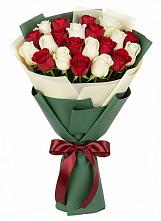 Букет Микс из красных и белых роз в Миасское