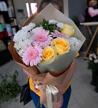Букет цветов из:  Герберы, Розы и Хризантемы в Миасское