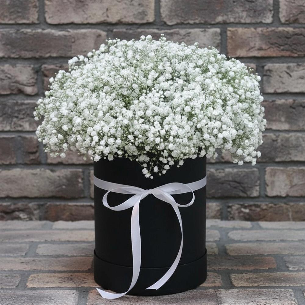 Цветочная композиция из Гипсофила в шляпной коробке в Миасское