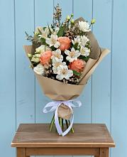 Букет цветов из:  Альстромерии, Лизиантусы, Розы и Хризантемы в Миасское
