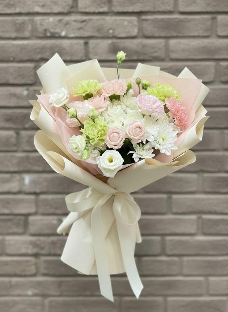 Букет цветов из: Гвоздики, Розы, Лизиантусы и Хризантемы в Миасское