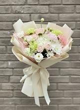 Букет цветов из:  Гвоздики, Розы, Лизиантусы и Хризантемы в Миасское