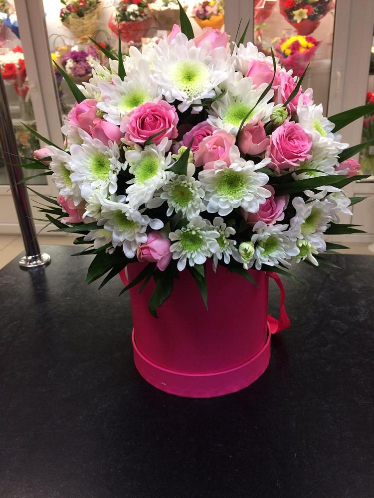 Цветочная композиция из Розы и Хризантемы в шляпной коробке в Миасское