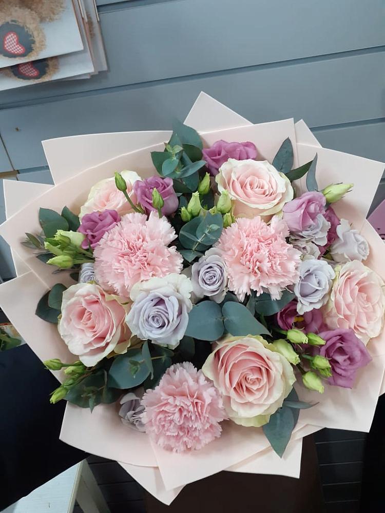 Букет цветов из: Розы, Гвоздики и Лизиантусы в Миасское